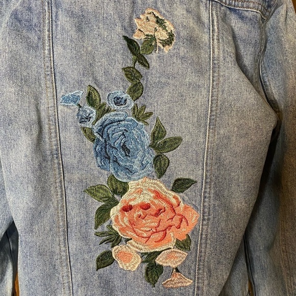 Olivaceous Floral EmbroideredDenim Jacket. Size M - Picture 5 of 7